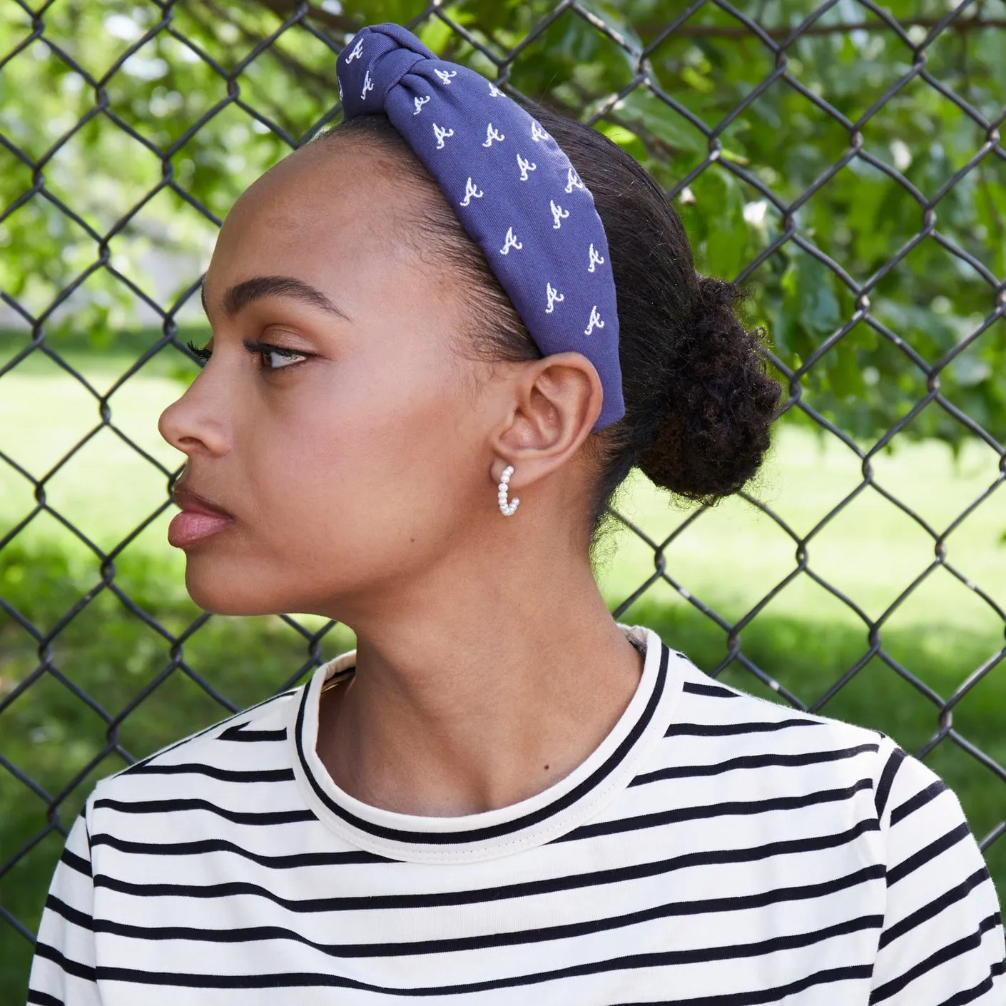 ATLANTA BRAVES LELE SADOUGHI / MLB NAVY EMBROIDERED KNOTTED HEADBAND
